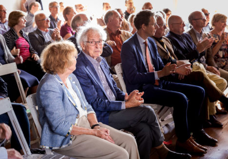 Henk Deys bij de opening van de Deys tentoonstelling