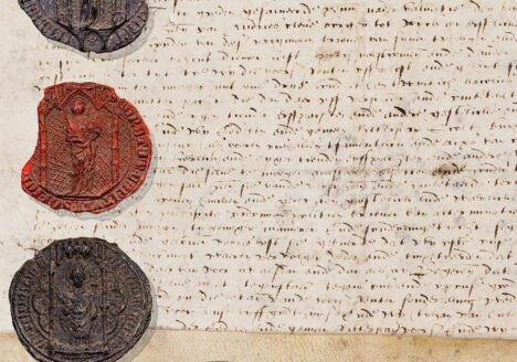 De voorpagina van het Jaarbericht 2020, met daarop een deel van de tekst en vier zegels van een charter uit 1557 in het Weeskamerarchief Wijk bij Duurstede