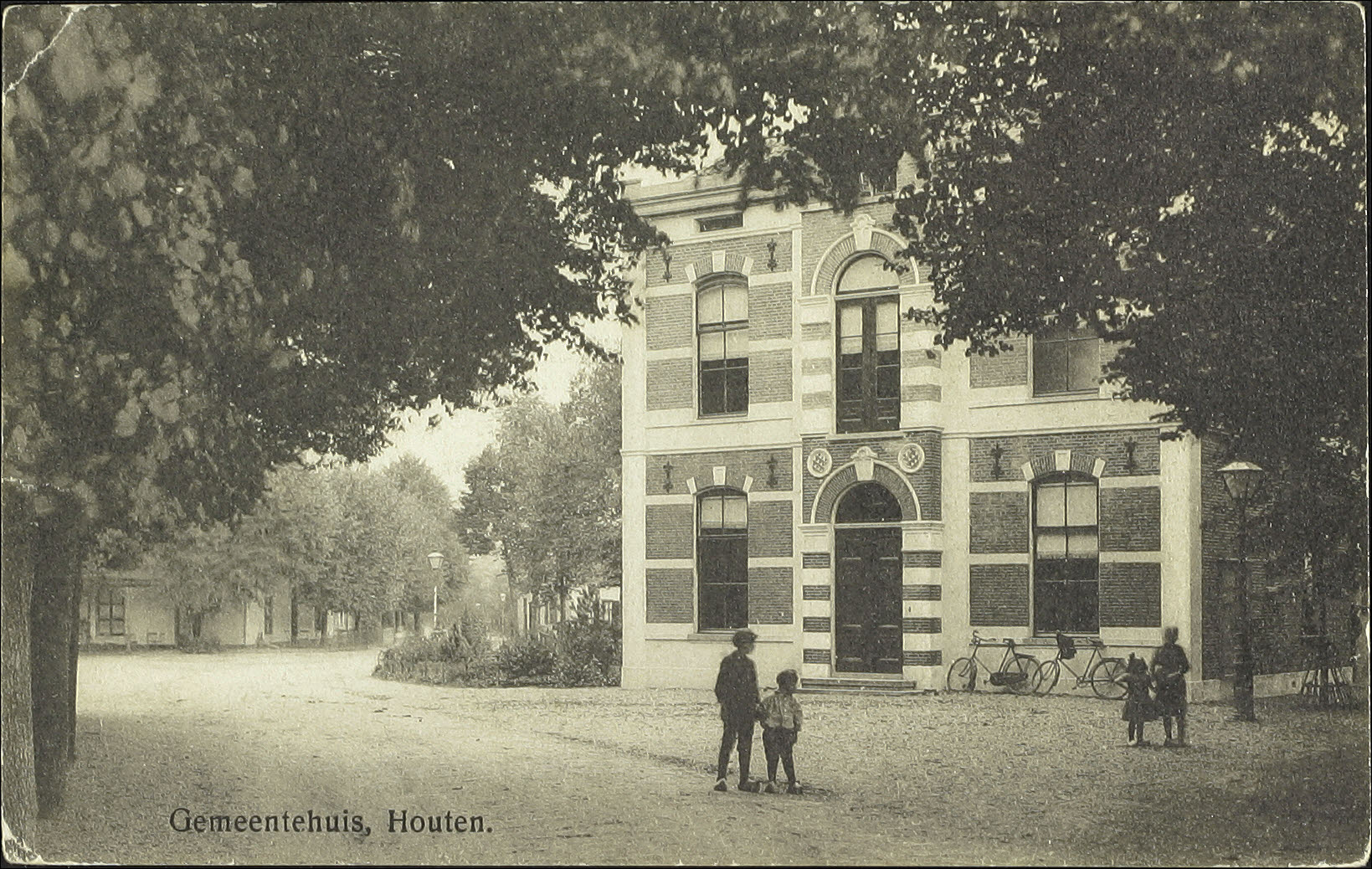 Foto van het gemeentehuis in 1917, Houten, RAZU catalogusnummer 40235 (Toegang 353)