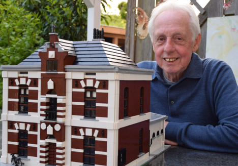 Wim Erwich bij het LEGO-huis. Foto door Frank Magdelyns, 2021