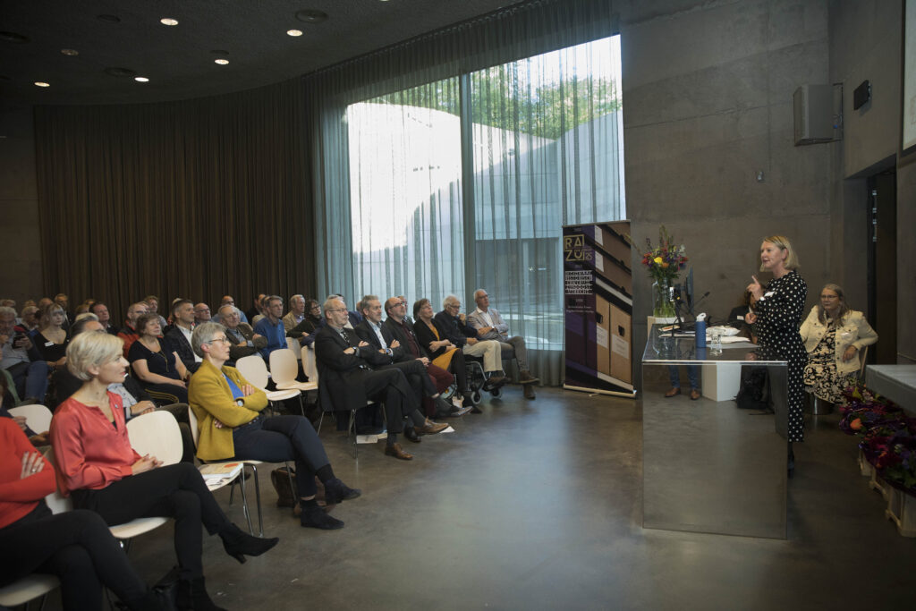 Foto 25 jaar jubileum RAZU op 15 oktober 2021 door Hans Dirksen. Erika Hokke houdt een toespraak over de toekomst van de archiefdienst.