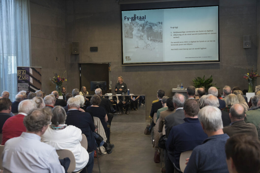 Foto 25 jaar jubileum RAZU op 15 oktober 2021 door Hans Dirksen. Erika Hokke houdt een toespraak over de toekomst van de archiefdienst.