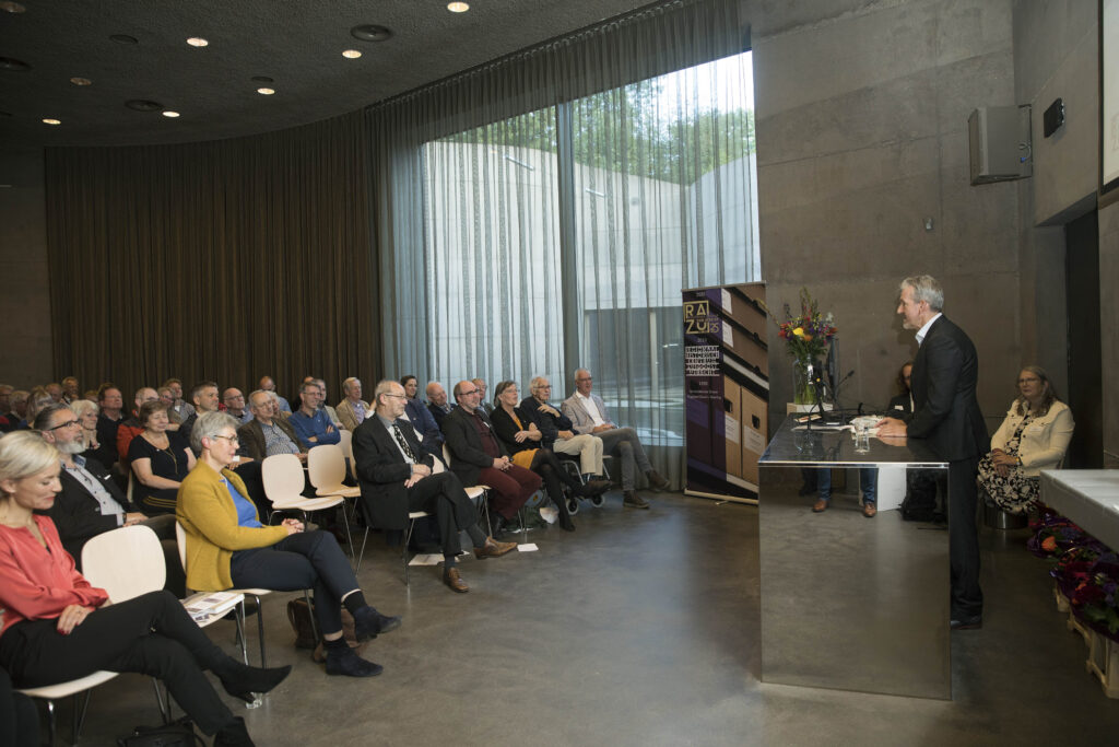 Foto 25 jaar jubileum RAZU op 15 oktober 2021 door Hans Dirksen. Bestuursvoorzitter Hans van der Pas houdt een toespraak namens het bestuur van het RAZU.