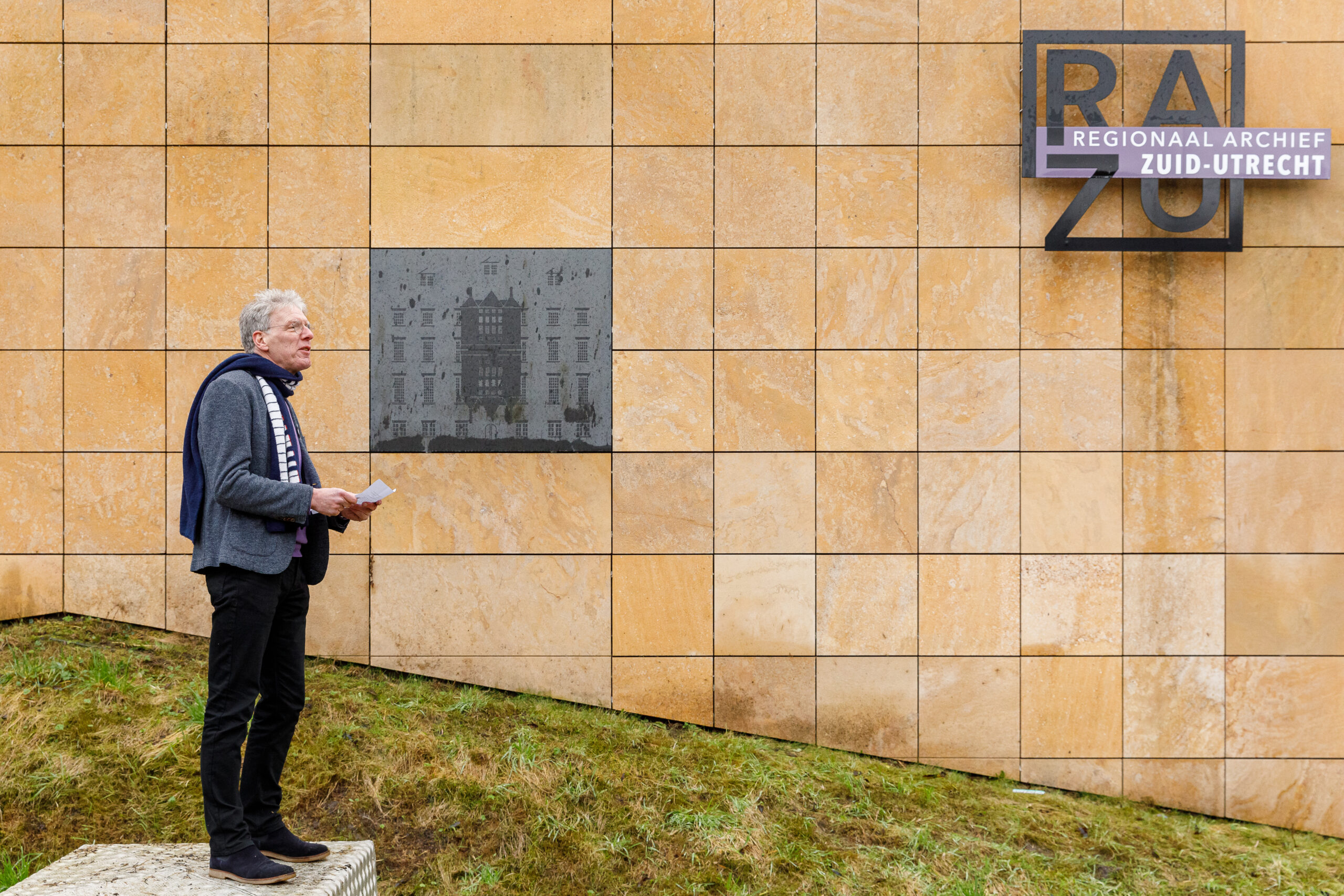 Stadsdichter Van Zwieten, Bijeenkomst onthulling logo aan de archiefbewaarplaats - Foto W. Leeman, 2021