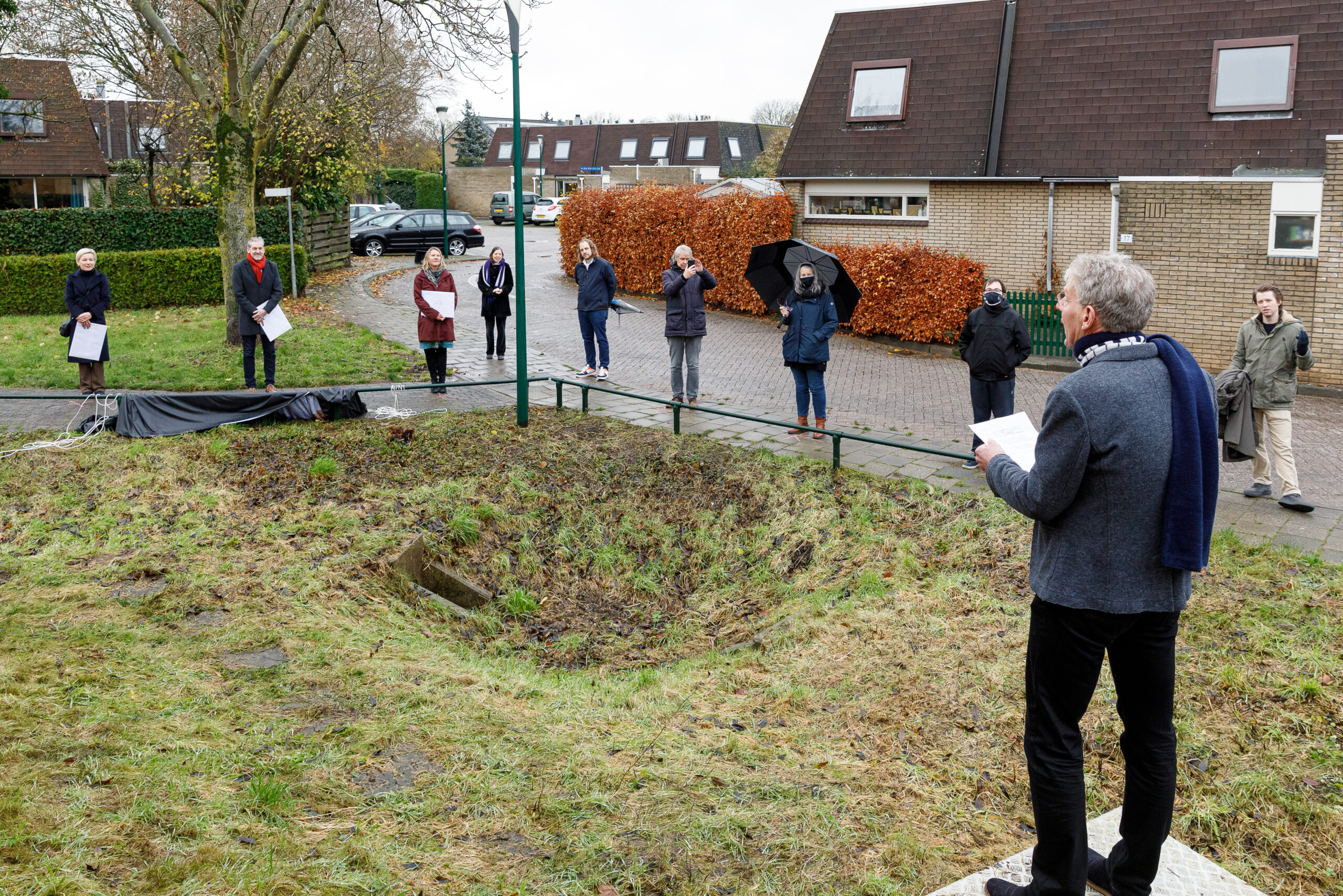 Stadsdichter Van Zwieten, Bijeenkomst onthulling logo aan de archiefbewaarplaats - Foto W. Leeman, 2021