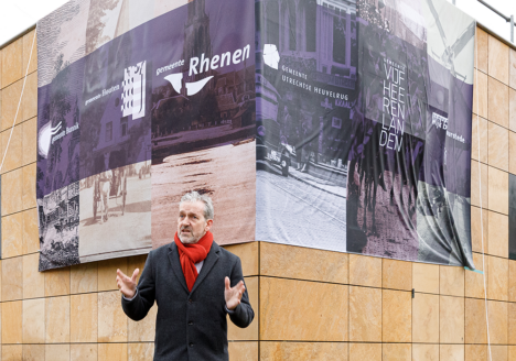 Bestuursvoorzitter Van der Pas (burgemeester Rhenen) voor het onthullingsdoek vlak voor de onthulling van het logo - Foto W. Leeman, 2021