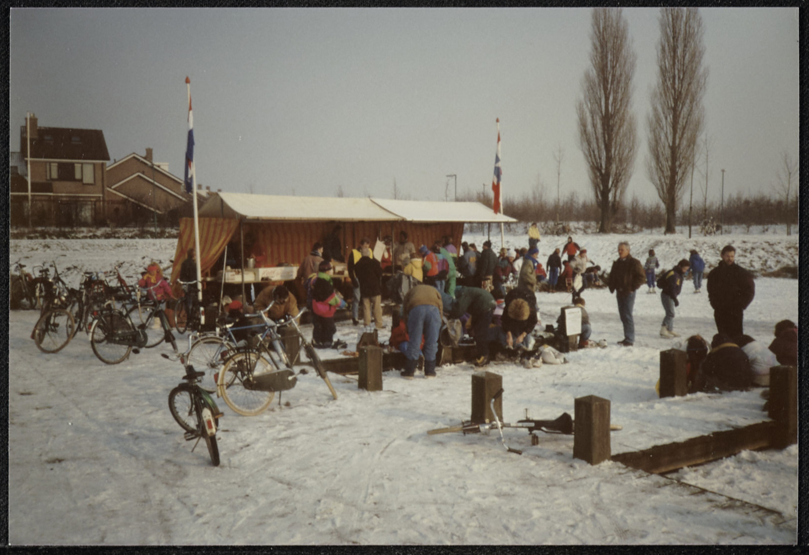 Foto van ijspret met koek- en zopietent achter De Kleine Geer (1991)