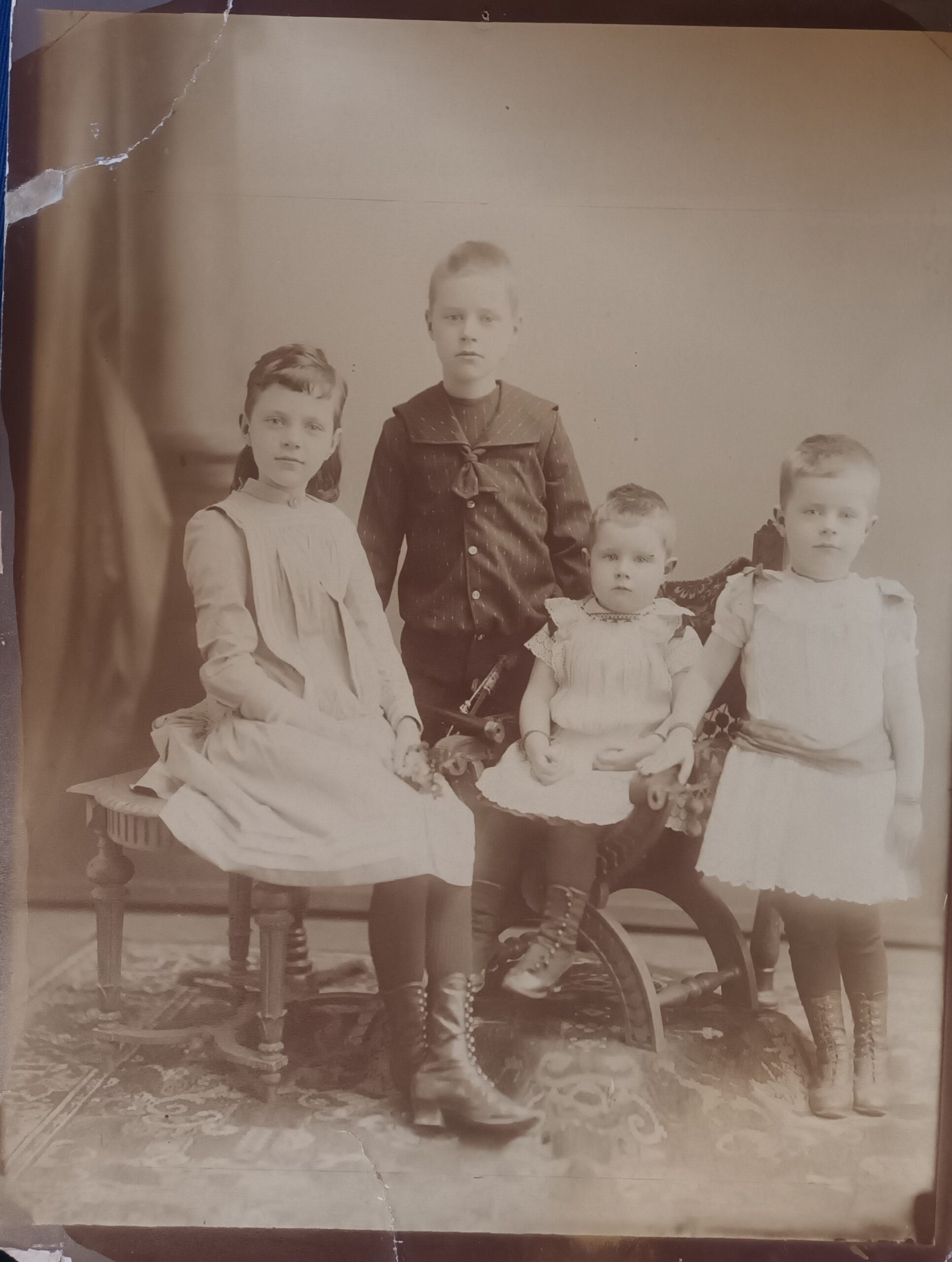 groepsfoto met Petronella Peck (1879-1947), Jacobus Joseph Peck (1880-1920), Elizabeth Peck (1887-1953) en Dirkje Judrika Peck (1885-1936), ca. 1890