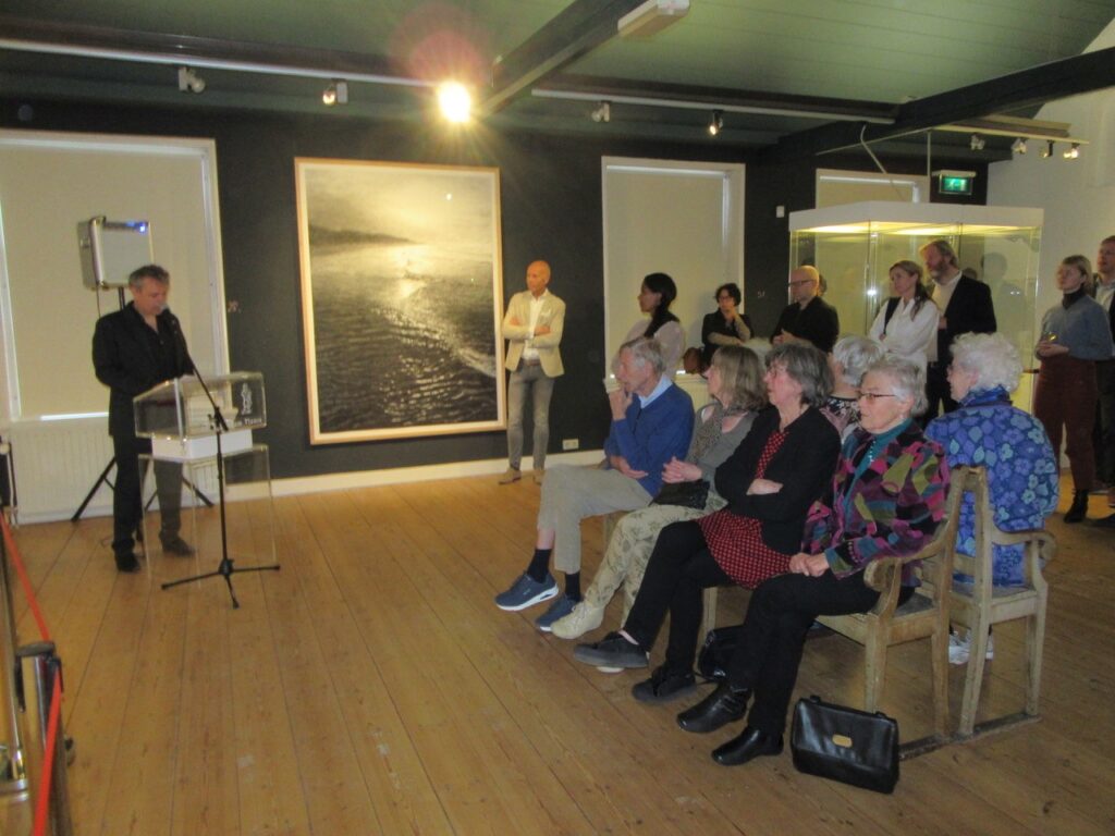 Foto van de opening op 12 maart 2022 tentoonstelling Voorbij de onschuld in het Stedelijk Museum Vianen