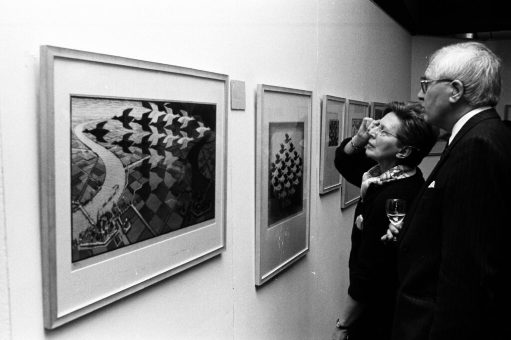 Expositie met prenten Escher in Ouwehands Dierenpark met burgemeester Schoonderbeek en zijn vrouw| RAZU - Cat # 83201- Archiefnr. 157