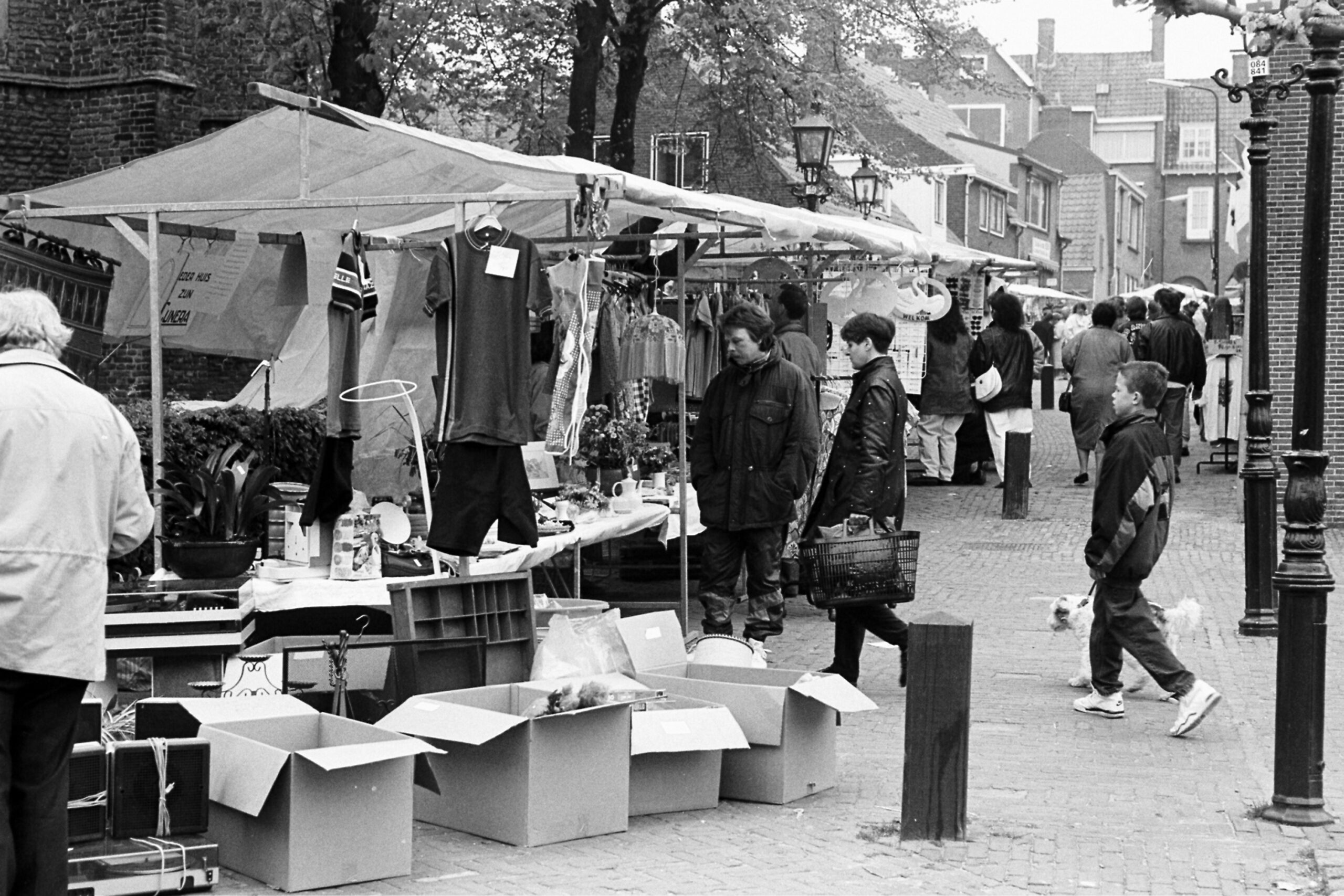 Oranjemarkt Koninginnedag op de Kerkstraat naar het noorden, Rhenen 1991