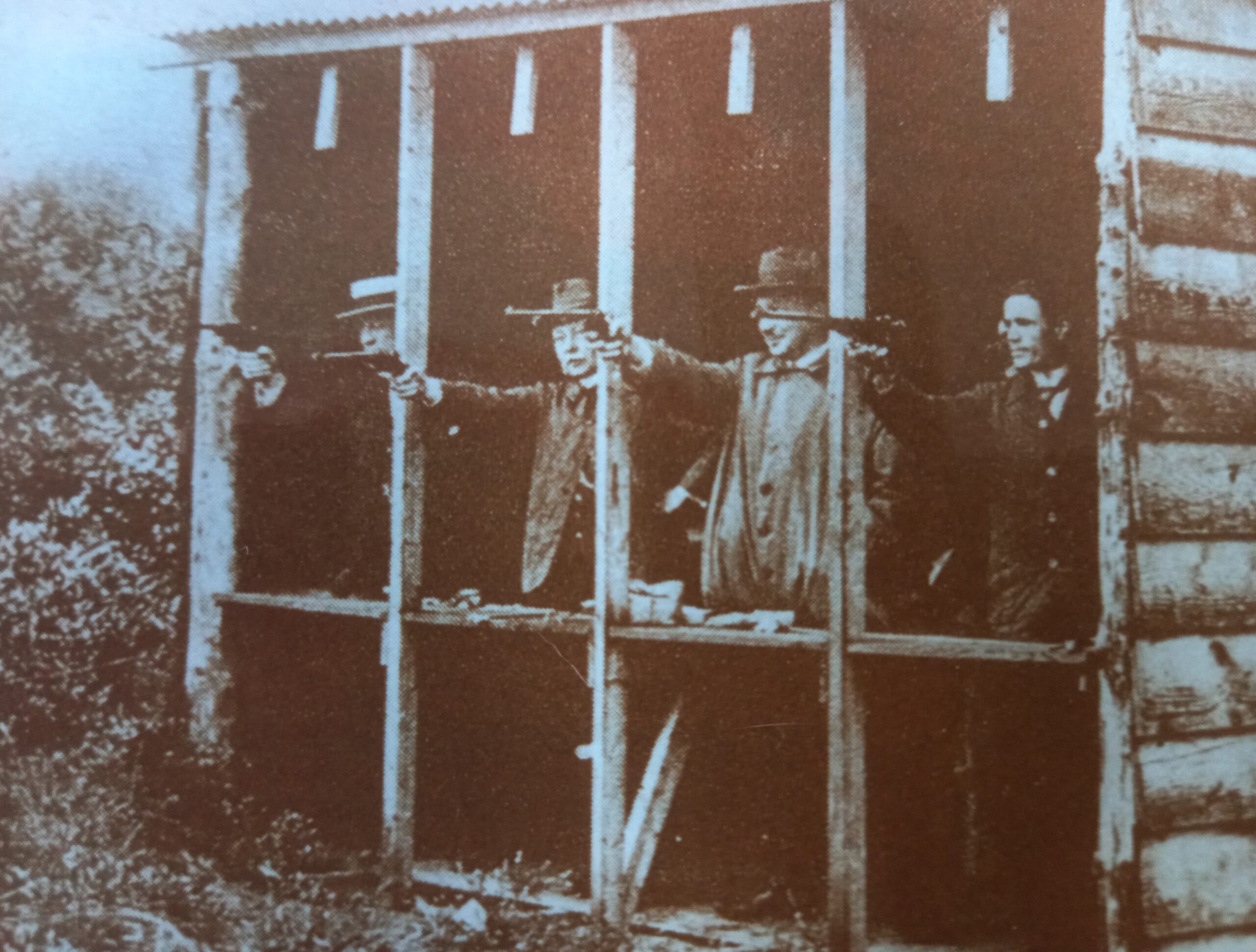 Revolverschieten. Foto gemaakt aan het begin van de 20e eeuw