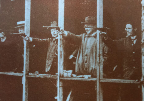 Revolverschieten. Foto gemaakt aan het begin van de 20e eeuw