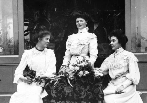 Dames trio met viool, W. Kraal