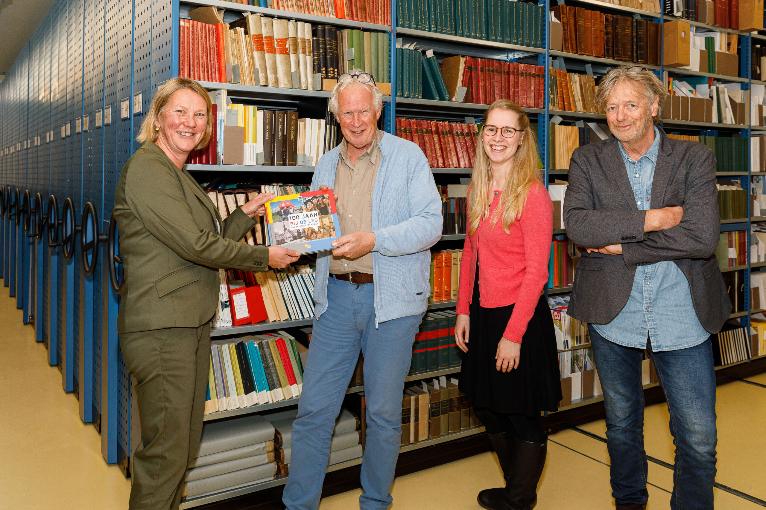 Overhandiging boek - 100 jaar bij de les -