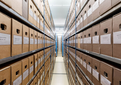 Gevulde planken in de kasten van het depot van het RAZU. Door Winfried Leeman.