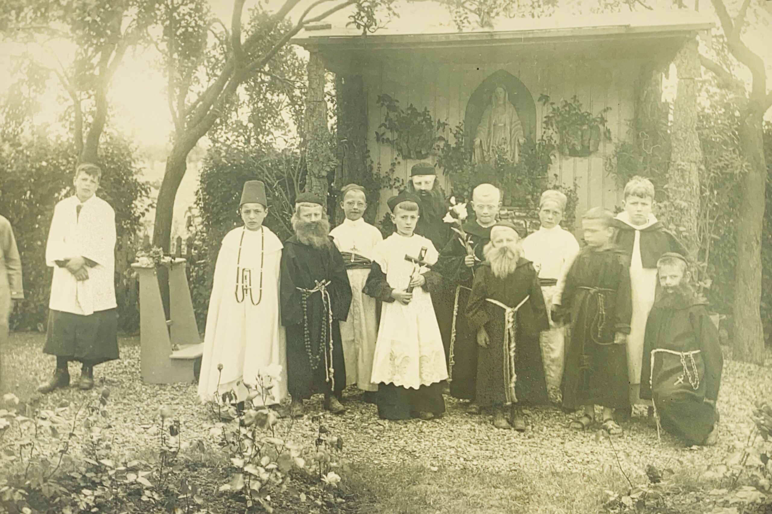 1925 - Deelnemers aan de Kindheidsoptocht verzameld voor het Mariakapelletje in de kloostertuin van het Canisiusgesticht - Foto uit de collectie van Wim van den Heuvel