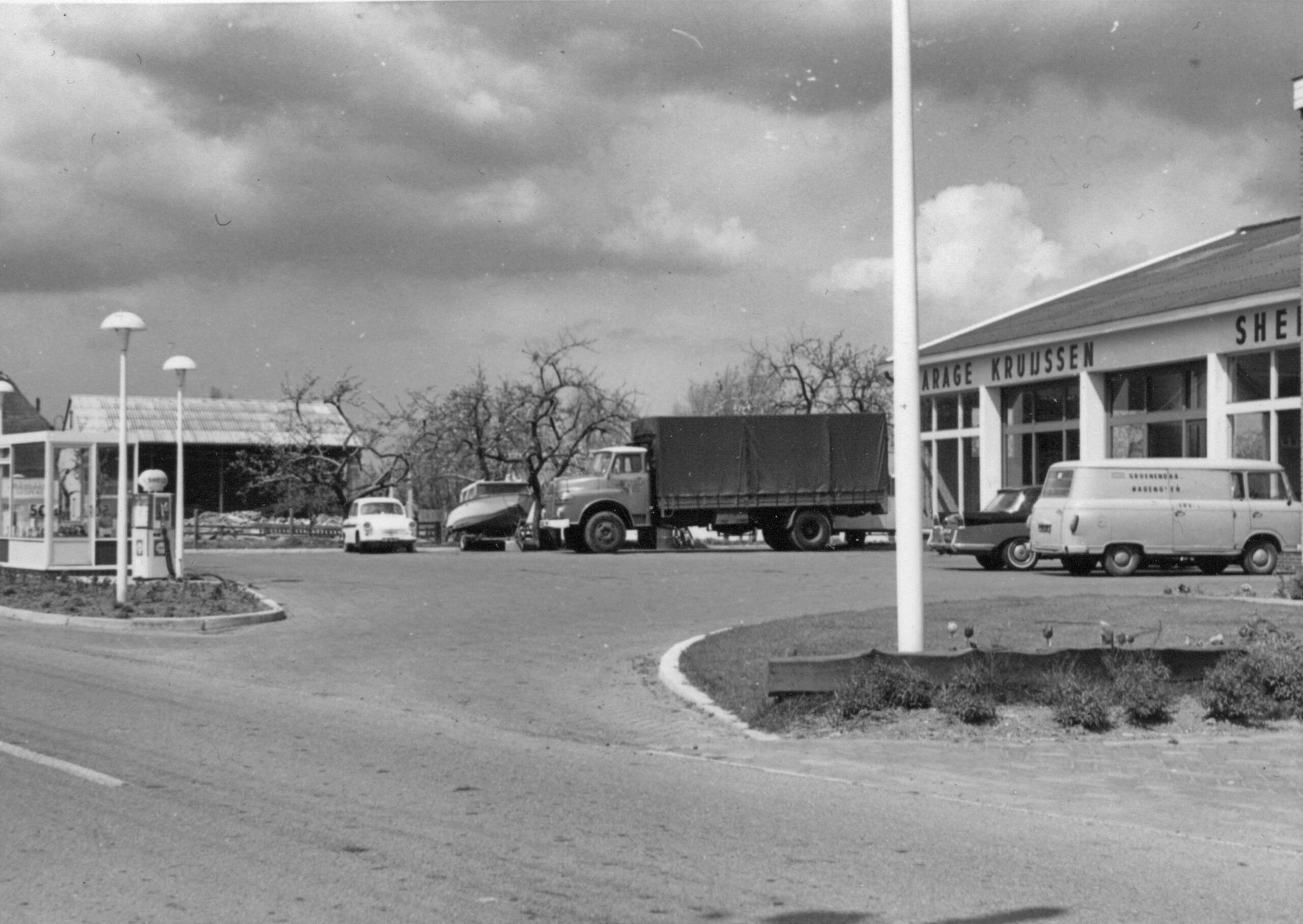 Garage Kruijssen (Provincialeweg 14) in 1967. Foto van Ph. G. Grisel, Het Utrechts Archief, catalogusnummer 841068