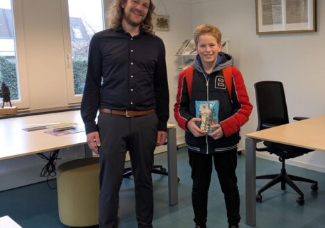Winnaar Bram krijgt een rondleiding van directeur Wietse Bakker