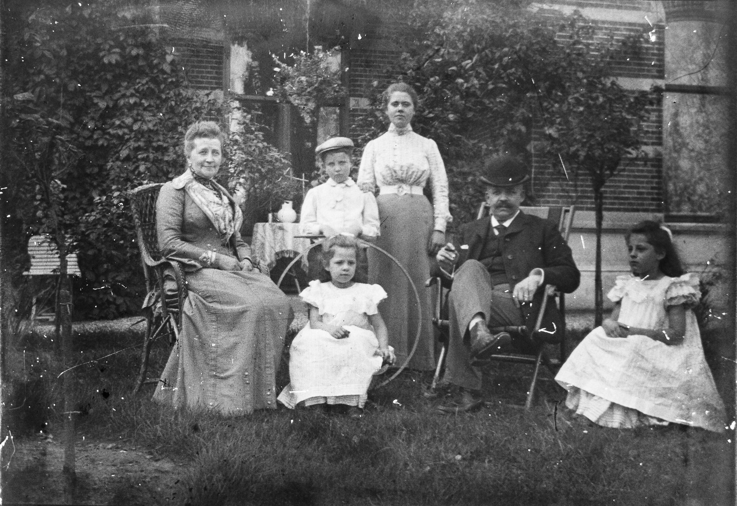 Groepsportret gezin, glasnegatief uit de collectie Kraal