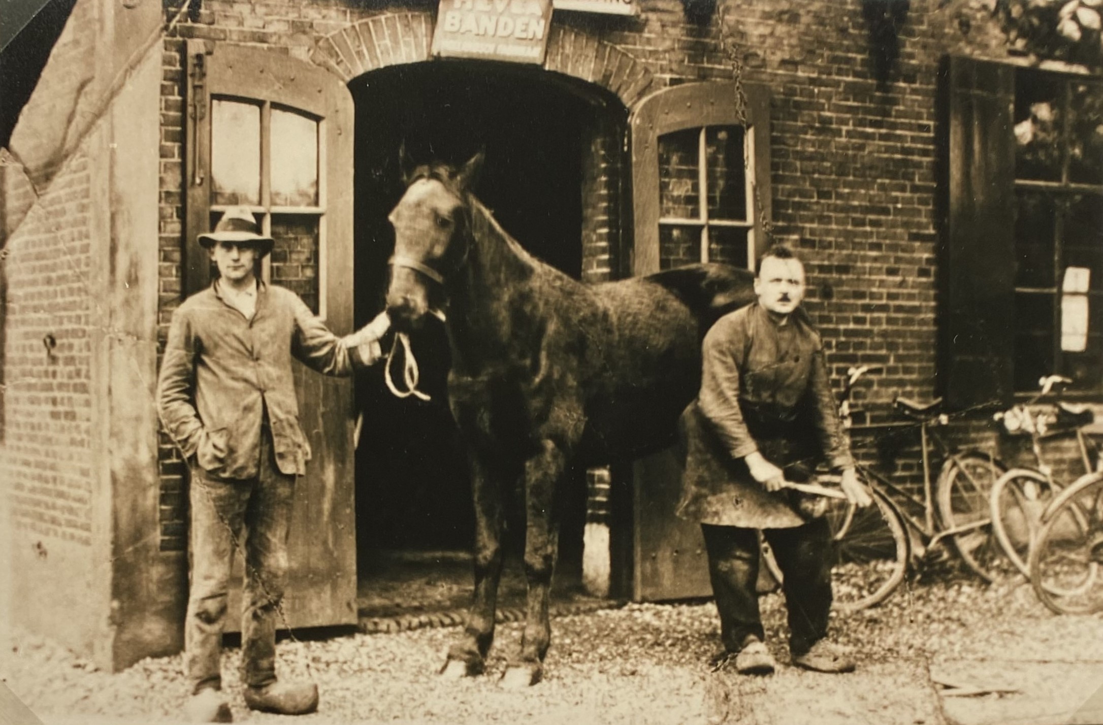 Smederij Boumans in Tull en ’t Waal omstreeks 1920. Foto uit de collectie van Wim van den Heuvel